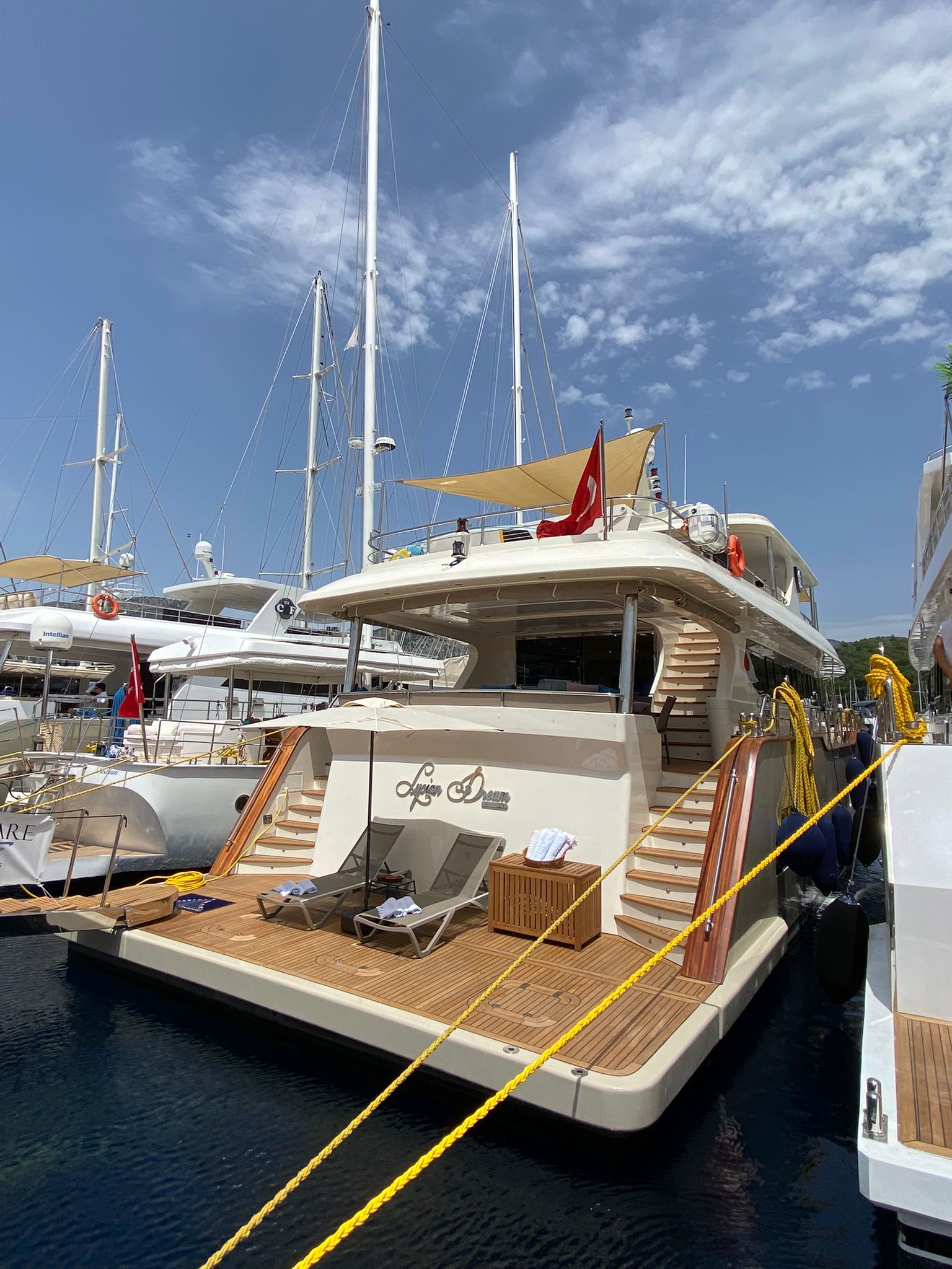 Aft swim platform